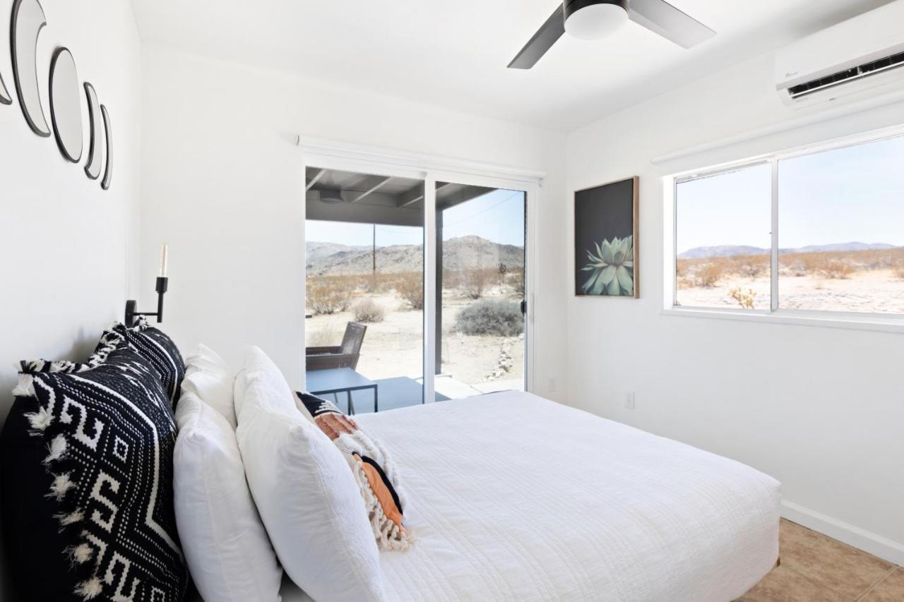Holiday home 1 Minute To Joshua Tree National Park, Hot Tub, Stars, Private - The Wkndr