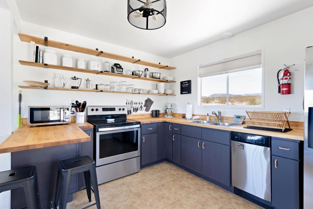 Holiday home 1 Minute To Joshua Tree National Park, Hot Tub, Stars, Private - The Wkndr *